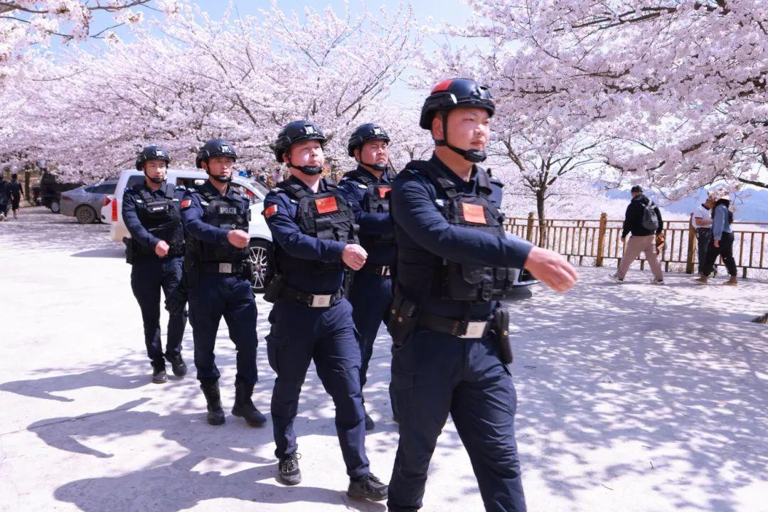 安順公安創(chuàng  )新“旅游警務(wù)” 警察藍守護平安底色